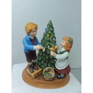 Christmas Memories Avon 1982 Keeping The Christmas Tradition‎ Holiday Figurine